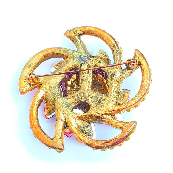 Red Rhinestone Brooch Two Tone Flower Pinwheel Pin Vintage Y2K Gold Tone - Picture 3 of 6